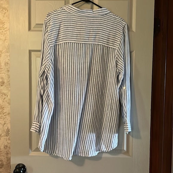 TAHARI linen blue striped long sleeve blouse - Picture 3 of 3